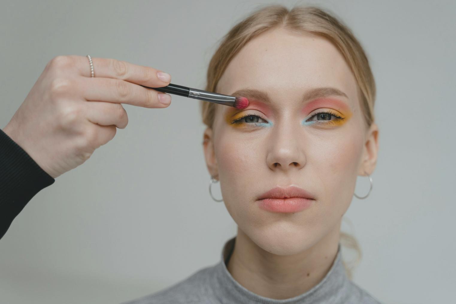Dettagli di precisione nel makeup professionale